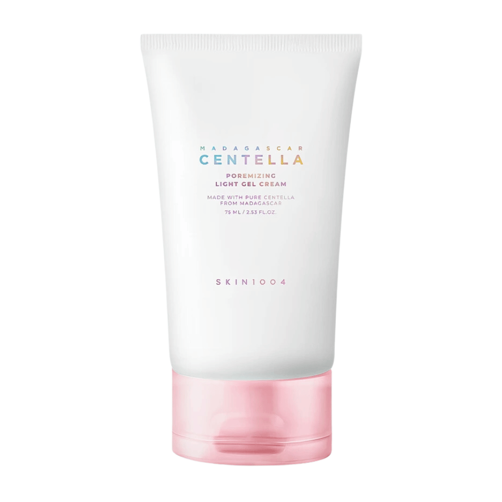 Madagascar Centella Poremizing Light Gel Cream presenteres i en hvit og rosa tube. Produktet er laget med ren centella fra Madagaskar og har en lett geléaktig konsistens, noe som gjør den ideell for å redusere porer og gi en frisk følelse.