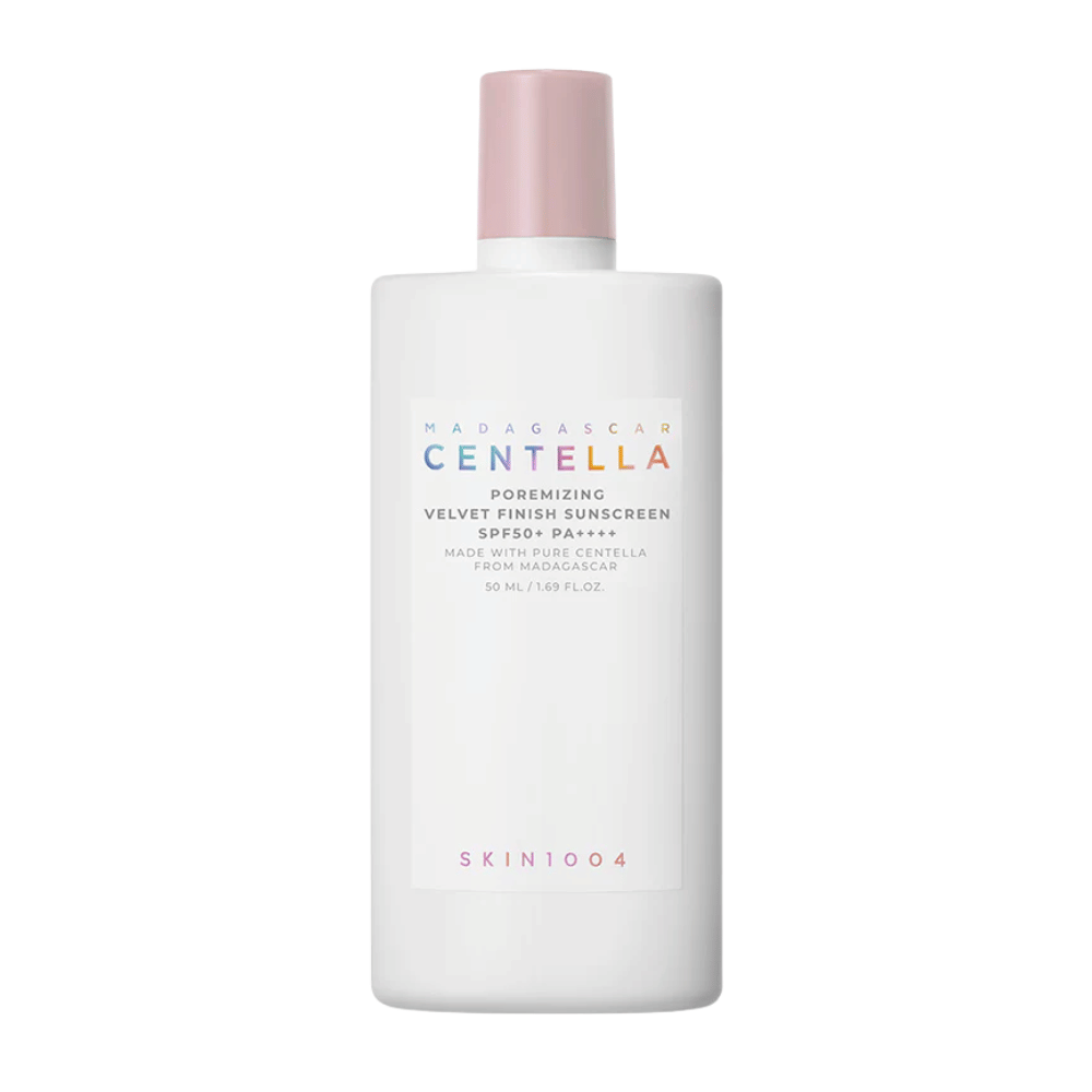 SKIN1004 Madagascar Centella Poremizing Velvet Finish Sunscreen SPF 50+ PA++++ – solkrem med Centella Asiatica fra Madagaskar som beroliger huden, reduserer glans og gir høy bredspektret UV-beskyttelse.