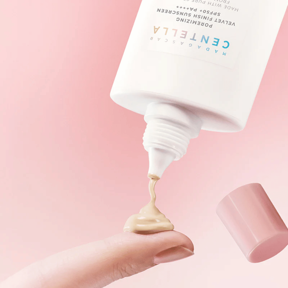 Den kremete konsistensen til SKIN1004 Madagascar Centella Poremizing Velvet Finish Sunscreen SPF 50+ PA++++ smelter inn i huden og gir en naturlig, fløyelsmyk finish uten kliss.