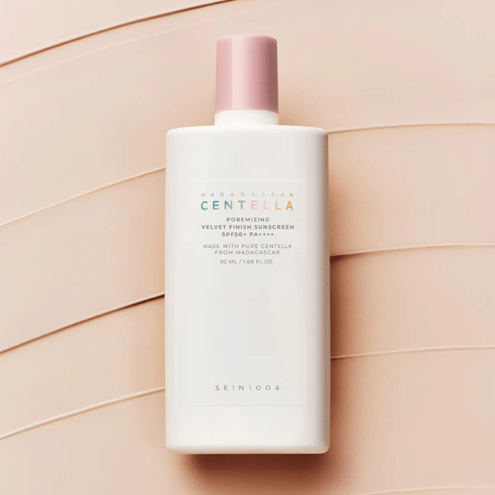SKIN1004 Madagascar Centella Poremizing Velvet Finish Sunscreen SPF 50+ PA++++ med Centella Asiatica som beroliger huden og etterlater en behagelig, matt finish uten hvit hinne.