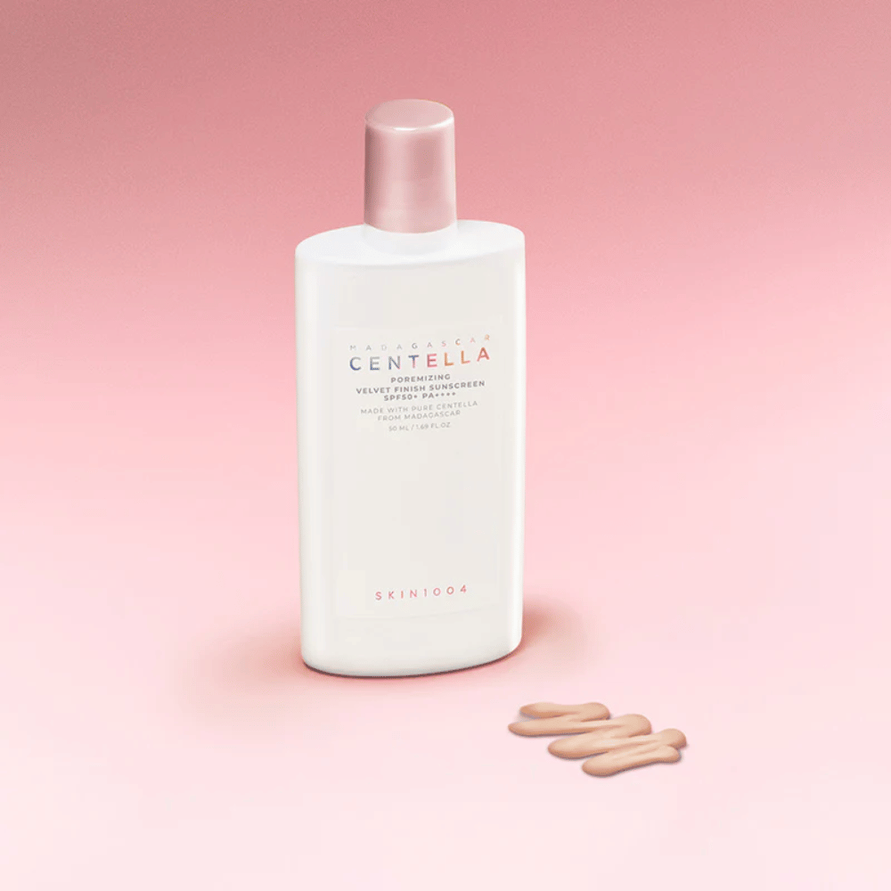 SKIN1004 Madagascar Centella Poremizing Velvet Finish Sunscreen SPF 50+ PA++++ – lett solkrem med fløyelsmyk finish som beskytter huden og hjelper med å kontrollere glans.