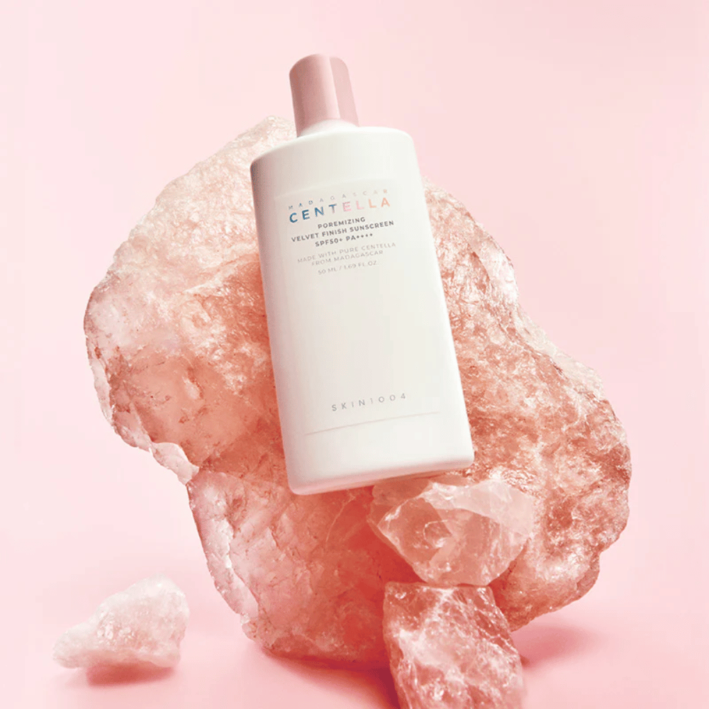 SKIN1004 Madagascar Centella Poremizing Velvet Finish Sunscreen SPF 50+ PA++++ med Centella Asiatica fra Madagaskar som beroliger huden og gir en naturlig matt, myk finish.