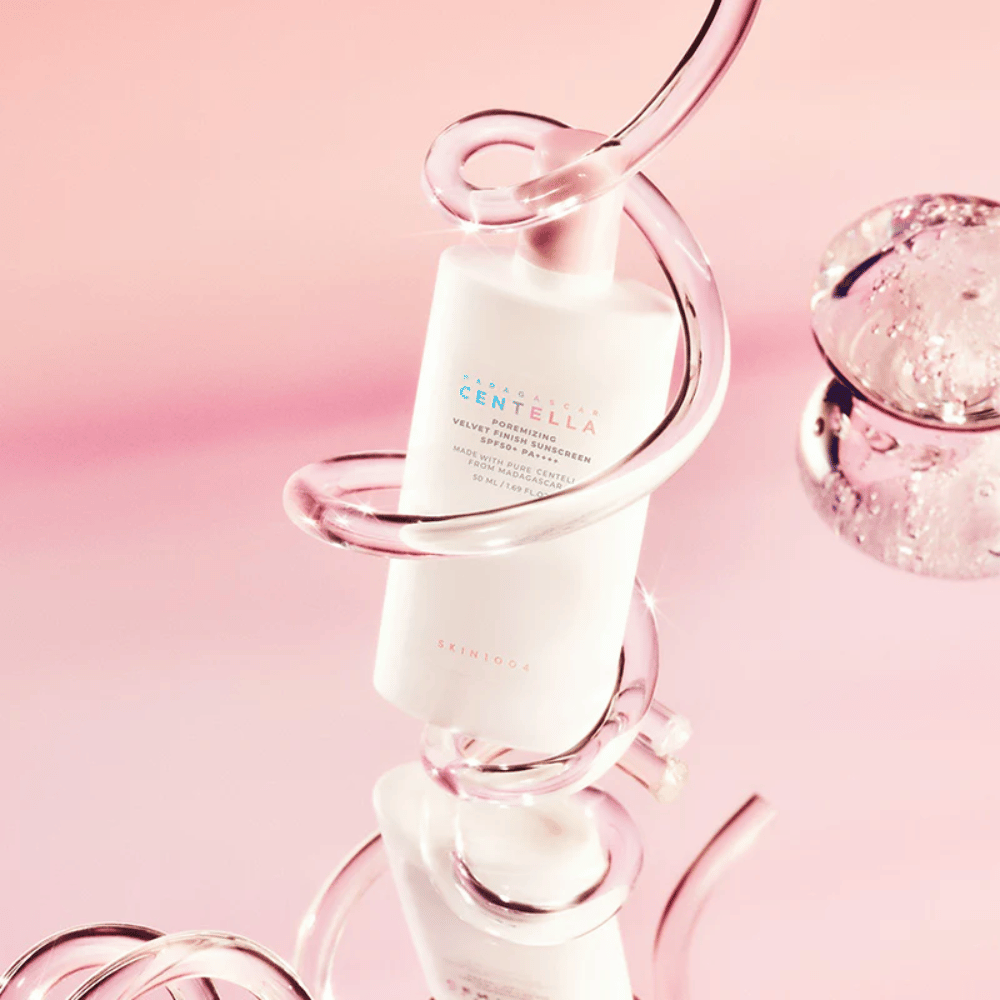 SKIN1004 Madagascar Centella Poremizing Velvet Finish Sunscreen SPF 50+ PA++++ med fløyelsmyk finish som beskytter huden mot UVA- og UVB-stråler samtidig som den hjelper med å minimere synligheten av porer.