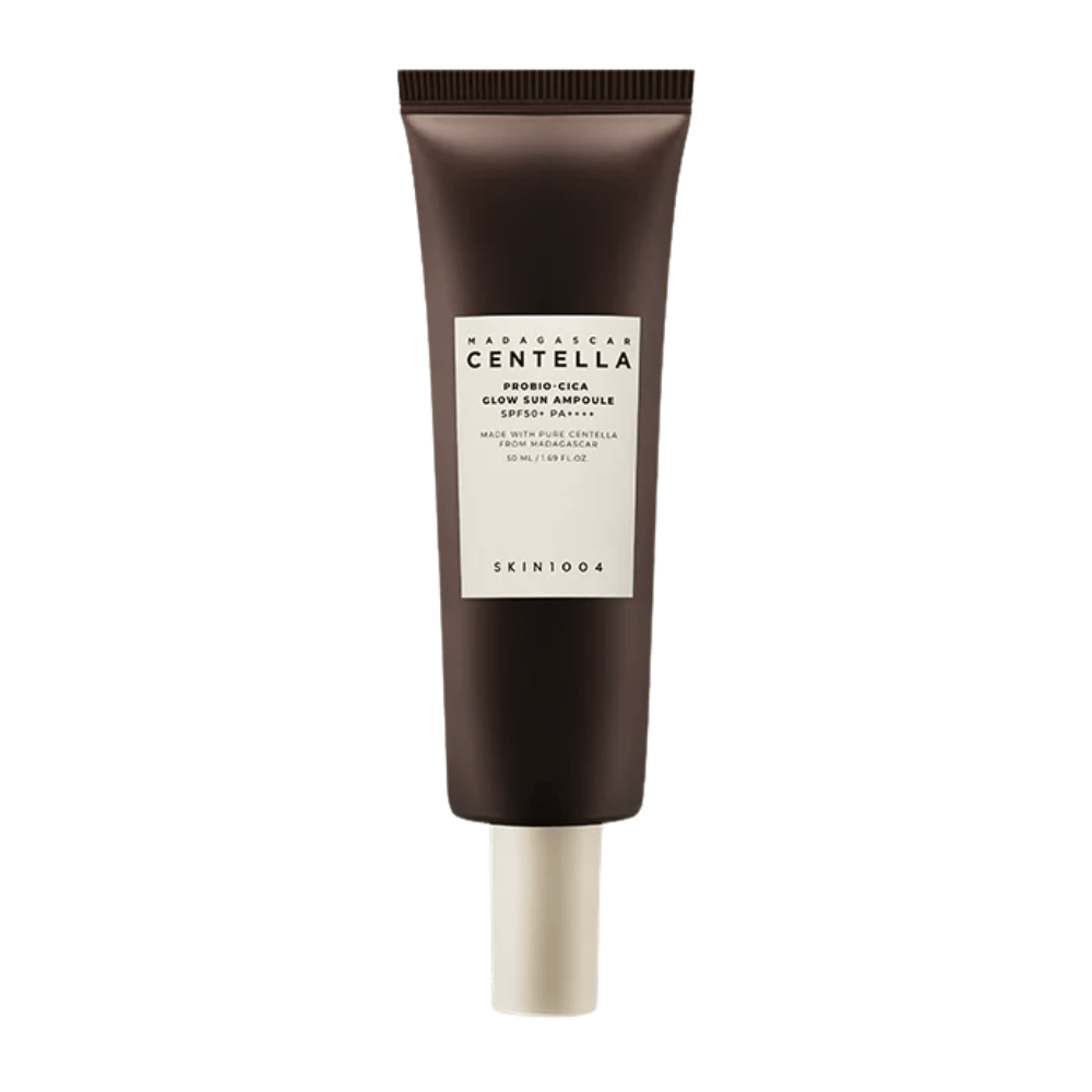 SKIN1004 Madagascar Centella Probio-Cica Glow Sun Ampoule er en solkrem med SPF50+ PA++++ som gir en vakker glød samtidig som den beroliger og styrker huden med centella fra Madagaskar. Passer for sensitiv hud.
