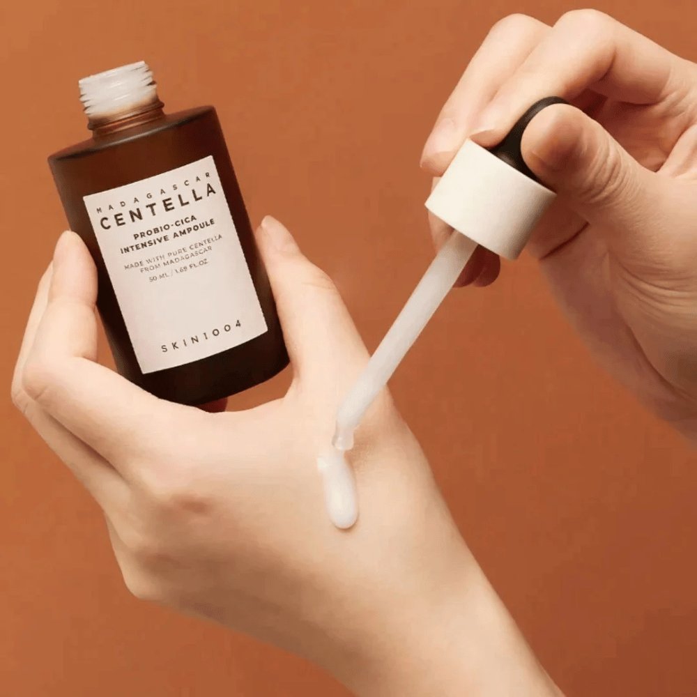 Hender som bruker dråpeteller for å dosere "Madagascar Centella Probio-Cica Intensive Ampoule" fra SKIN1004.