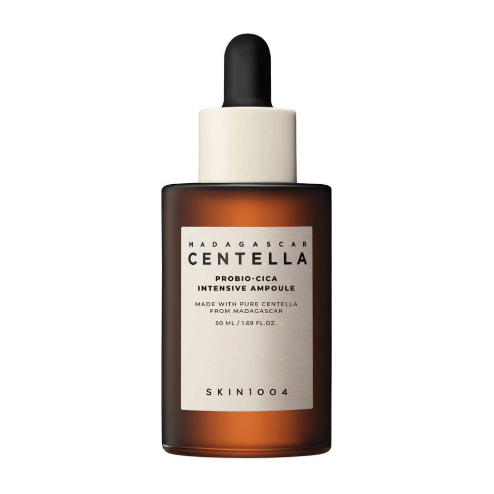 Flaske med "Madagascar Centella Probio-Cica Intensive Ampoule" fra SKIN1004, hudpleie med centella fra Madagaskar.