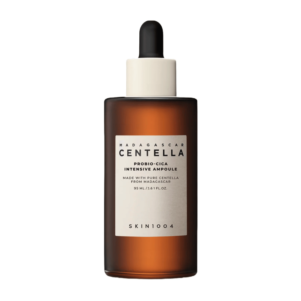 Brun glassflaske med dråpeteller av SKIN1004 Madagascar Centella Probio-Cica Intensiv Ampoule mot en ensfarget bakgrunn.