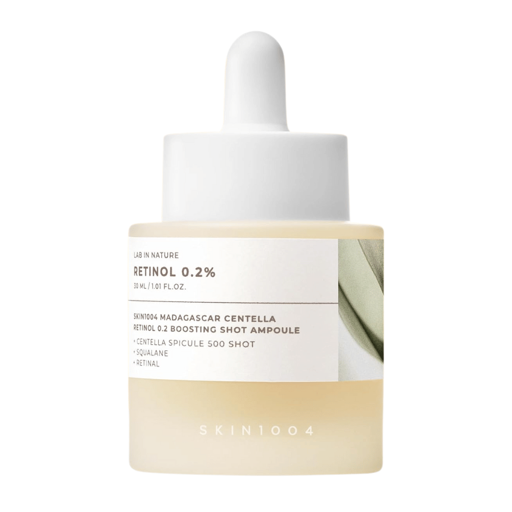 SKIN1004 Madagascar Centella Retinol 0.2 Boosting Shot Ampoule stående på hvit bakgrunn – mildt men effektivt retinolserum for finere linjer, jevnere hud og økt spenst.