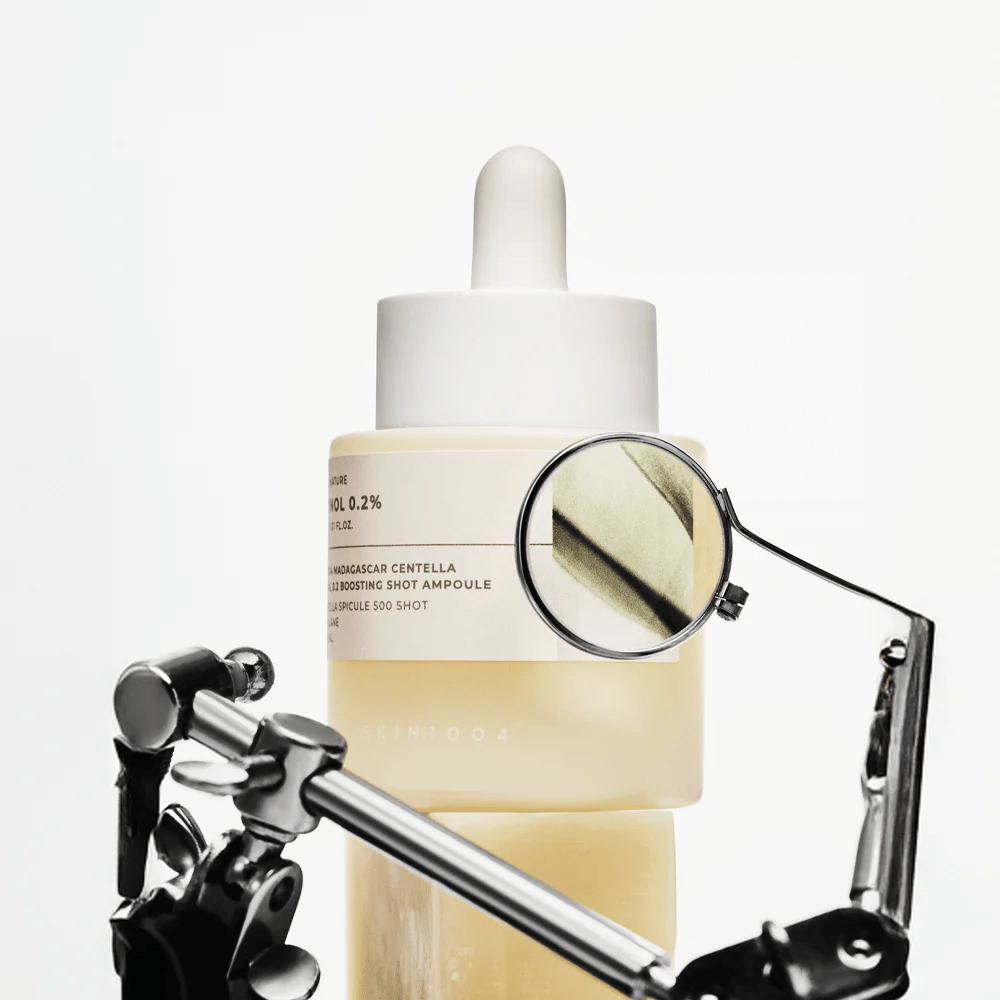 Detaljbilde av SKIN1004 Madagascar Centella Retinol 0.2 Boosting Shot Ampoule som fremhever aktiv formel med retinol, centella spicule og squalane for effektiv hudfornyelse.