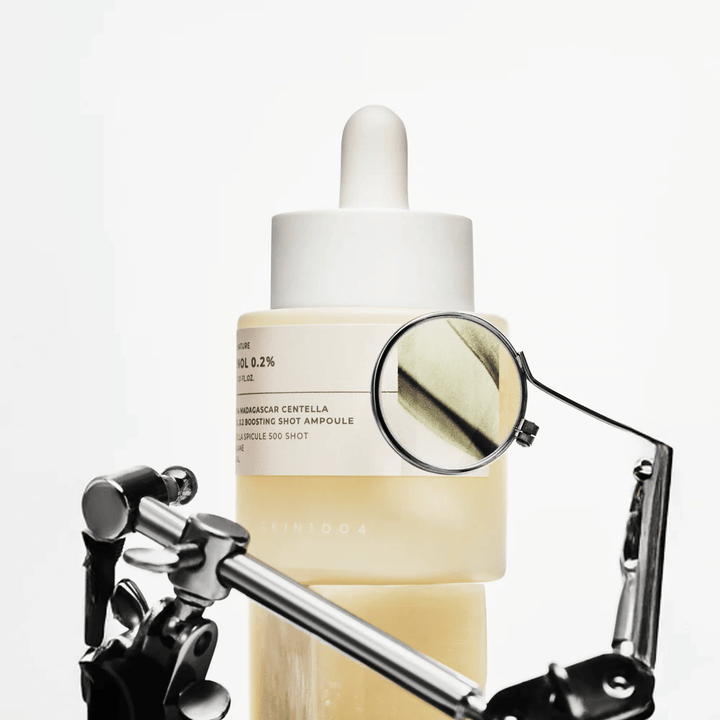 Detaljbilde av SKIN1004 Madagascar Centella Retinol 0.2 Boosting Shot Ampoule som fremhever aktiv formel med retinol, centella spicule og squalane for effektiv hudfornyelse.