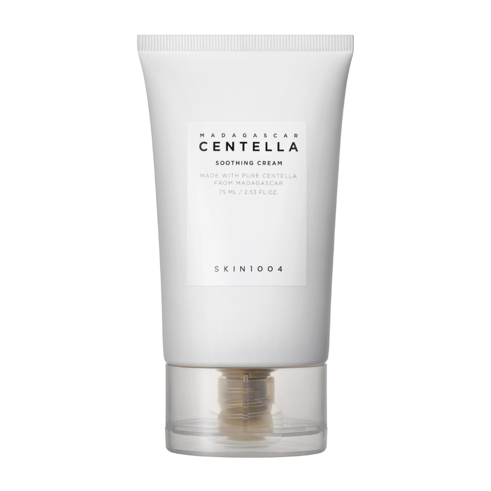 En hvit tube av Madagascar Centella Soothing Cream fra SKIN1004 med gjennomsiktig kork. Teksten på tuben beskriver produktet som beroligende og laget med ren Centella fra Madagaskar. Tuben inneholder 75 ml / 2.53 fl. oz.