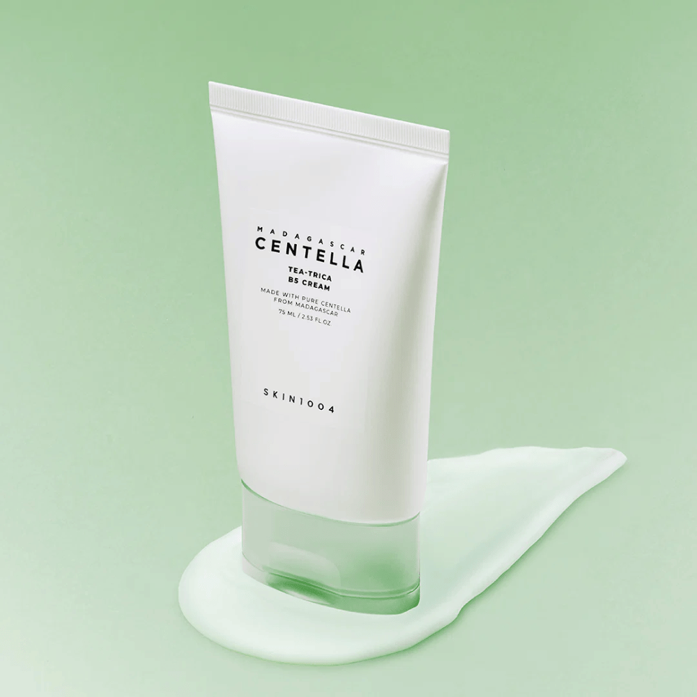 Fuktgivende ansiktskrem med panthenol og centella som styrker hudbarrieren og gir en beroligende effekt på sensitiv hud