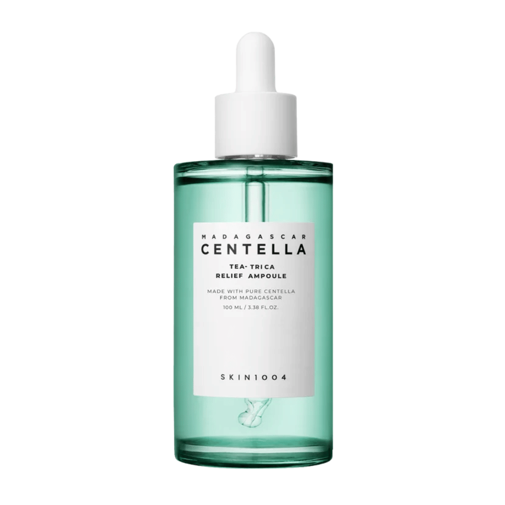 Grønn gjennomsiktig flaske med hvit etikett og pipette – SKIN1004 Madagascar Centella Tea-Trica Relief Ampoule 100 ml mot hvit bakgrunn.