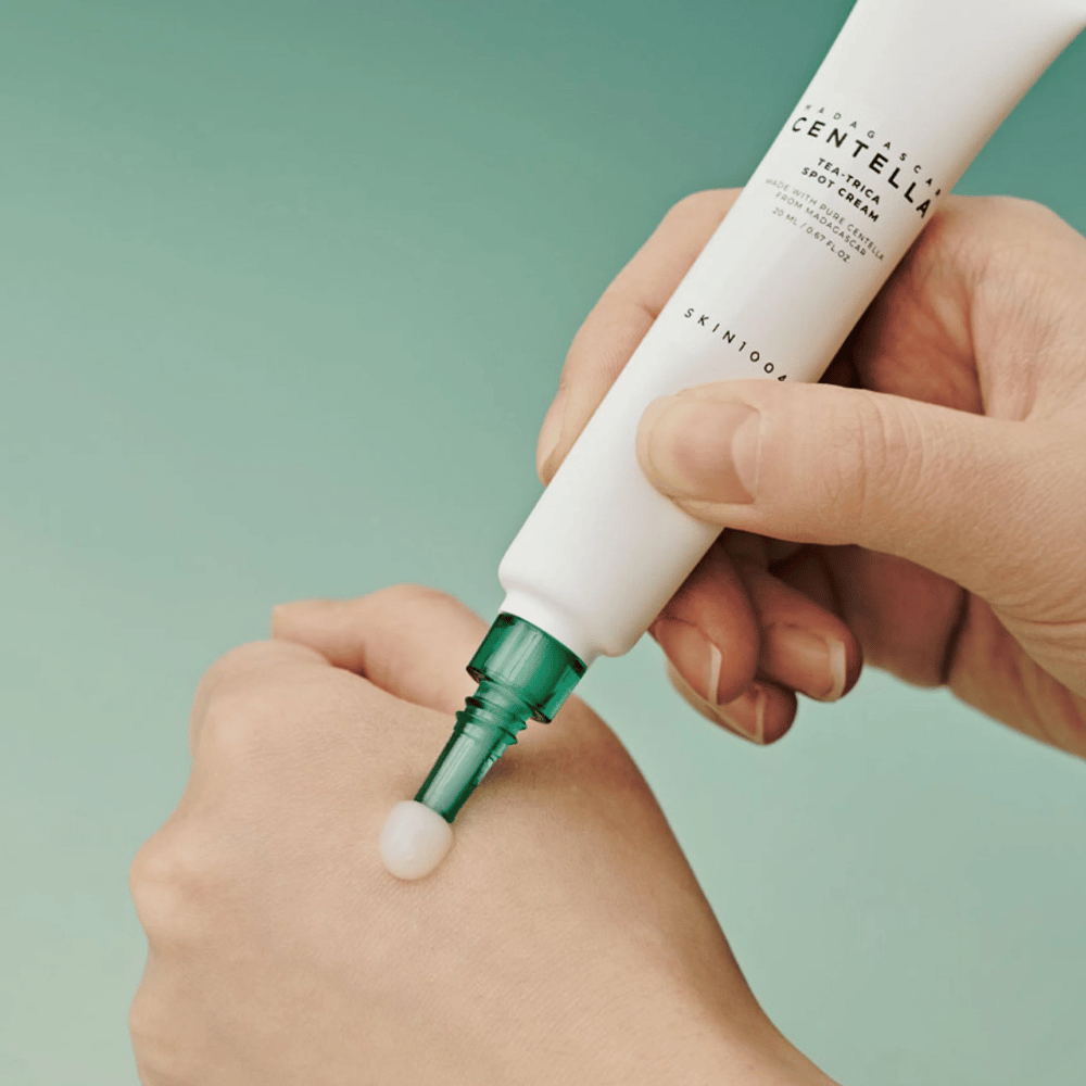 Påføring av SKIN1004 Madagascar Centella Tea-Trica Spot Cream på huden – målrettet behandling mot kviser, blemmer og betente områder.