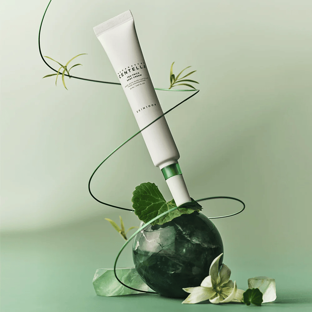SKIN1004 Tea-Trica Spot Cream med centella asiatica og botaniske innslag – koreansk aknekrem for å berolige irritasjon og redusere rødhet.