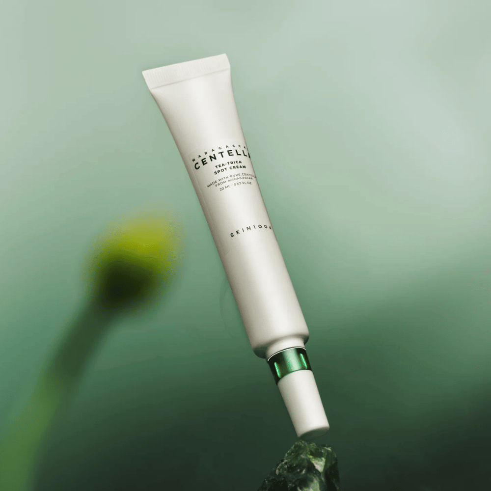 SKIN1004 Madagascar Centella Tea-Trica Spot Cream svevende mot grønn bakgrunn – effektiv spot treatment for akneutsatt hud med centella fra Madagaskar.