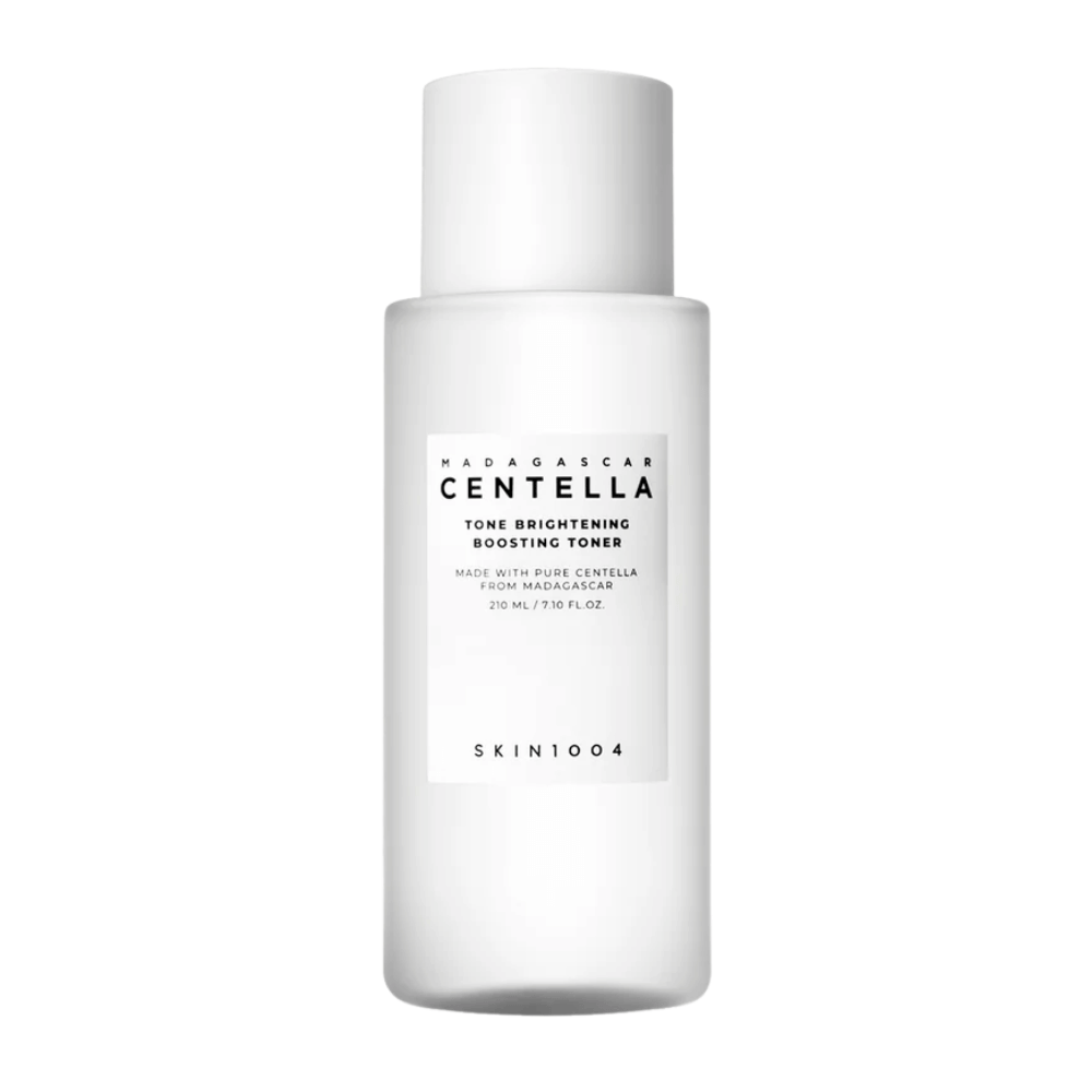 Produktbilde på SKIN1004 Madagascar Centella Tone Brightening Boosting Toner – en hvit, elegant flaske med minimalistisk design og svart tekst.