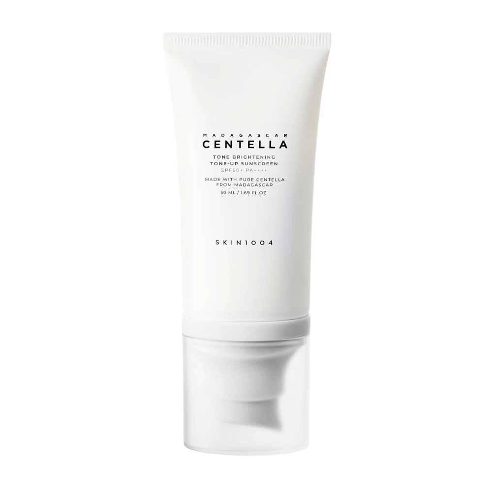 En tube med Madagascar Centella Tone Brightening Tone-Up Sunscreen fra SKIN1004. Tuben er hvit med svart tekst og inneholder 50 ml. Produktet har SPF 50+ PA++++ og er laget med ren Centella fra Madagaskar.