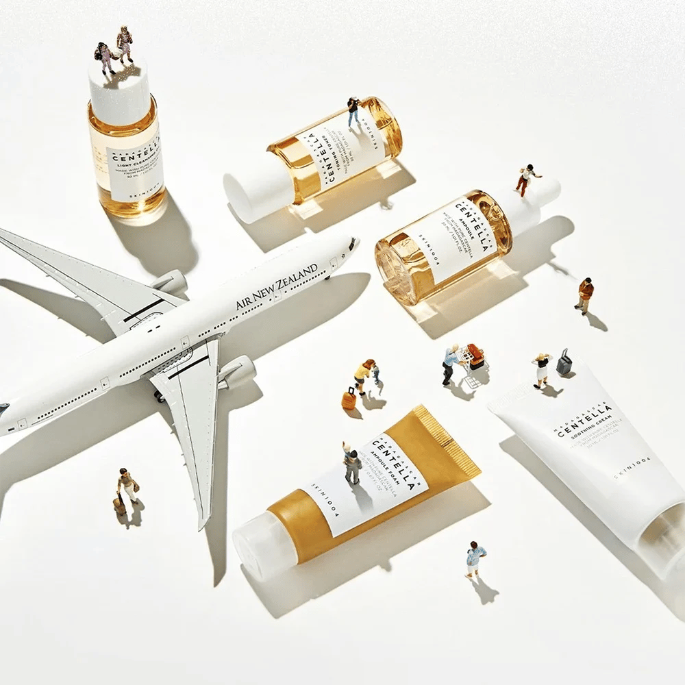 Madagascar Centella Travel Kit inneholder alle nødvendige produkter for en komplett hudpleierutine. Den er perfekt for reiser og inkluderer lett renseolje, ampulle-skum, toning toner, ampulle og beroligende krem for å fukte og berolige huden.