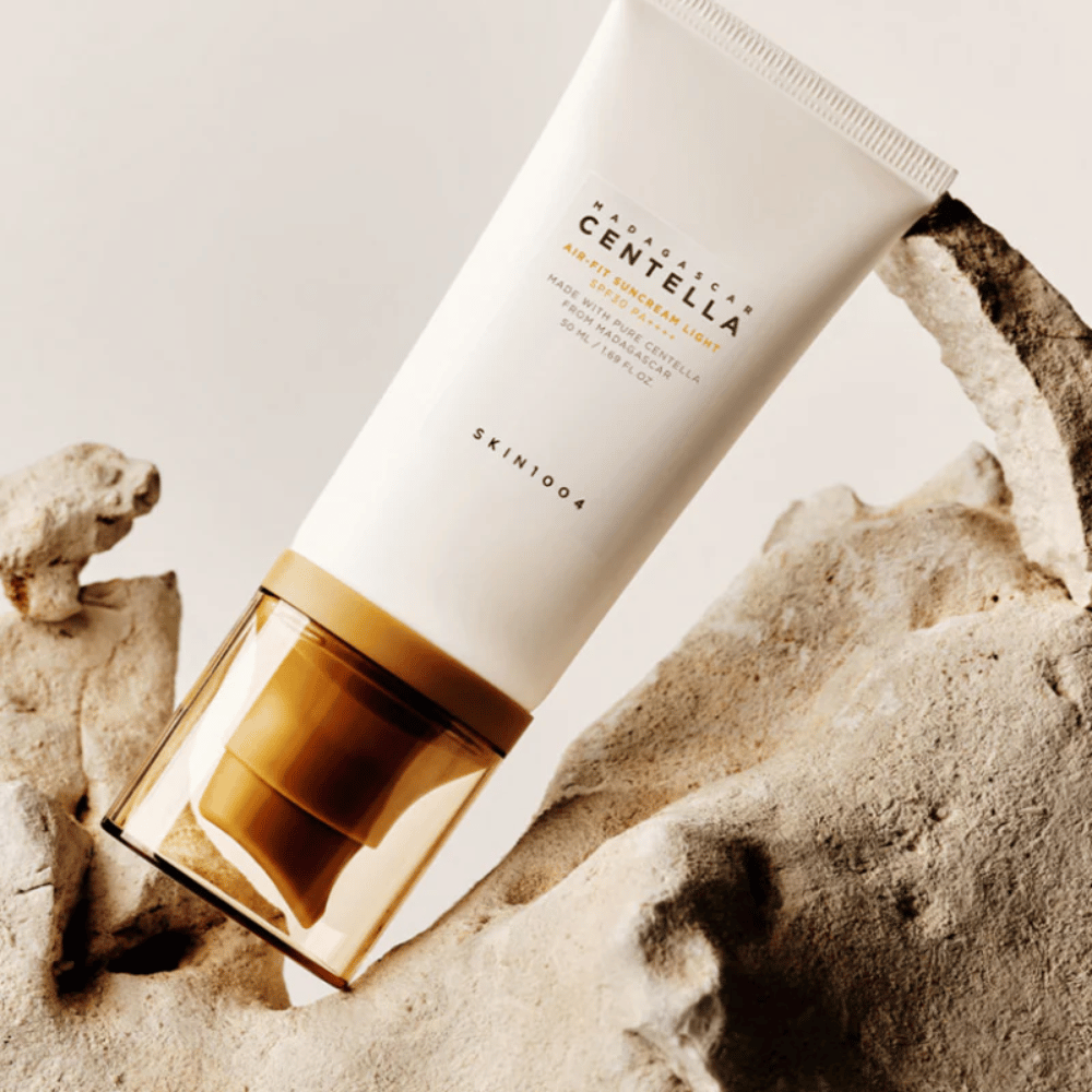SKIN1004 Madagascar Centella Air-Fit Suncream Light SPF30 – fuktighetsgivende solbeskyttelse som hjelper til med å styrke hudbarrieren og gir et naturlig, friskt resultat.