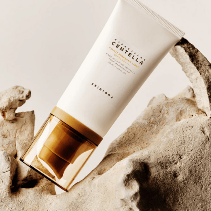 SKIN1004 Madagascar Centella Air-Fit Suncream Light SPF30 – fuktighetsgivende solbeskyttelse som hjelper til med å styrke hudbarrieren og gir et naturlig, friskt resultat.