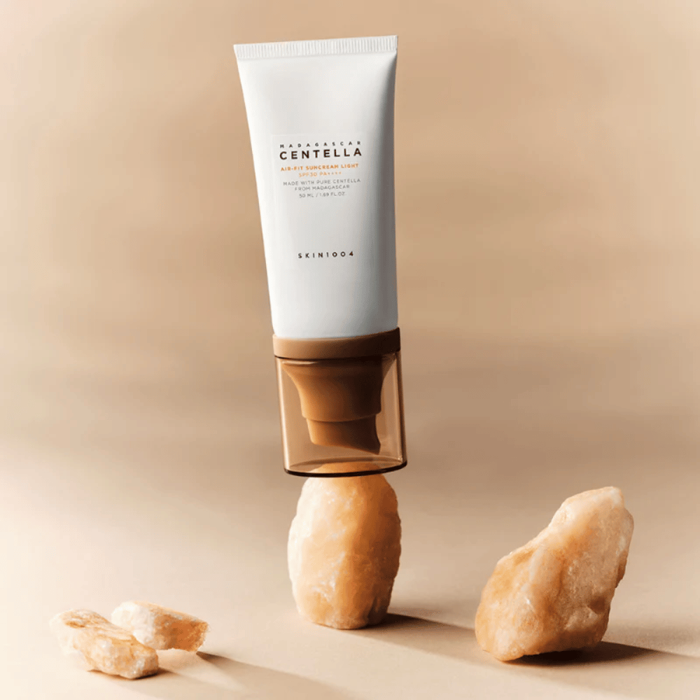 SKIN1004 Madagascar Centella Air-Fit Suncream Light – koreansk solkrem med lett formel som absorberes raskt og hjelper til med å berolige huden med centella asiatica.