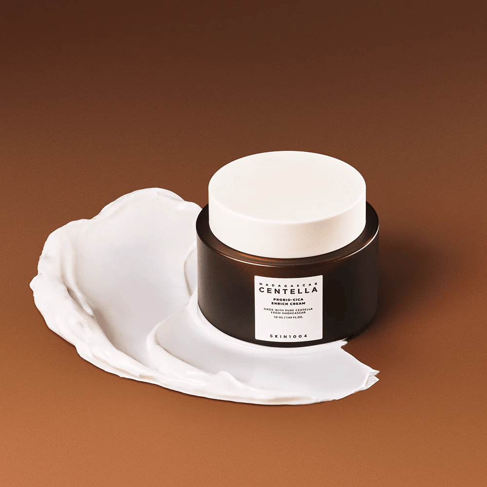 SKIN1004 Madagascar Centella Probio-Cica Enrich Cream plassert på et lag krem – fuktighetsgivende og beroligende ansiktskrem med centella asiatica.