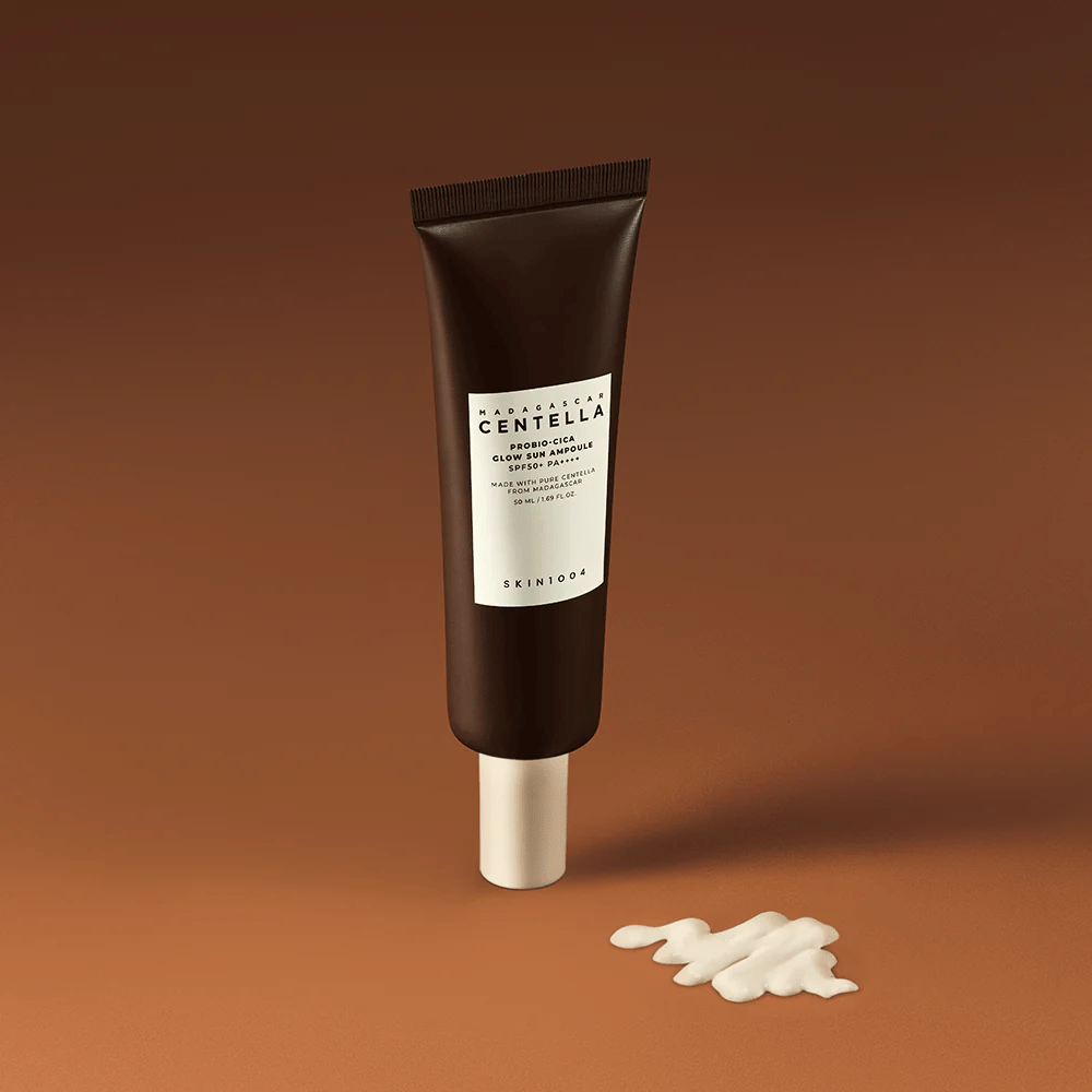 SKIN1004 Madagascar Centella Probio-Cica Glow Sun Ampoule har en silkemyk, lett tonet formel som smelter inn i huden. Den beskytter med SPF50+ PA++++, gir dyp fuktighet og gir en naturlig glød – perfekt for daglig bruk.