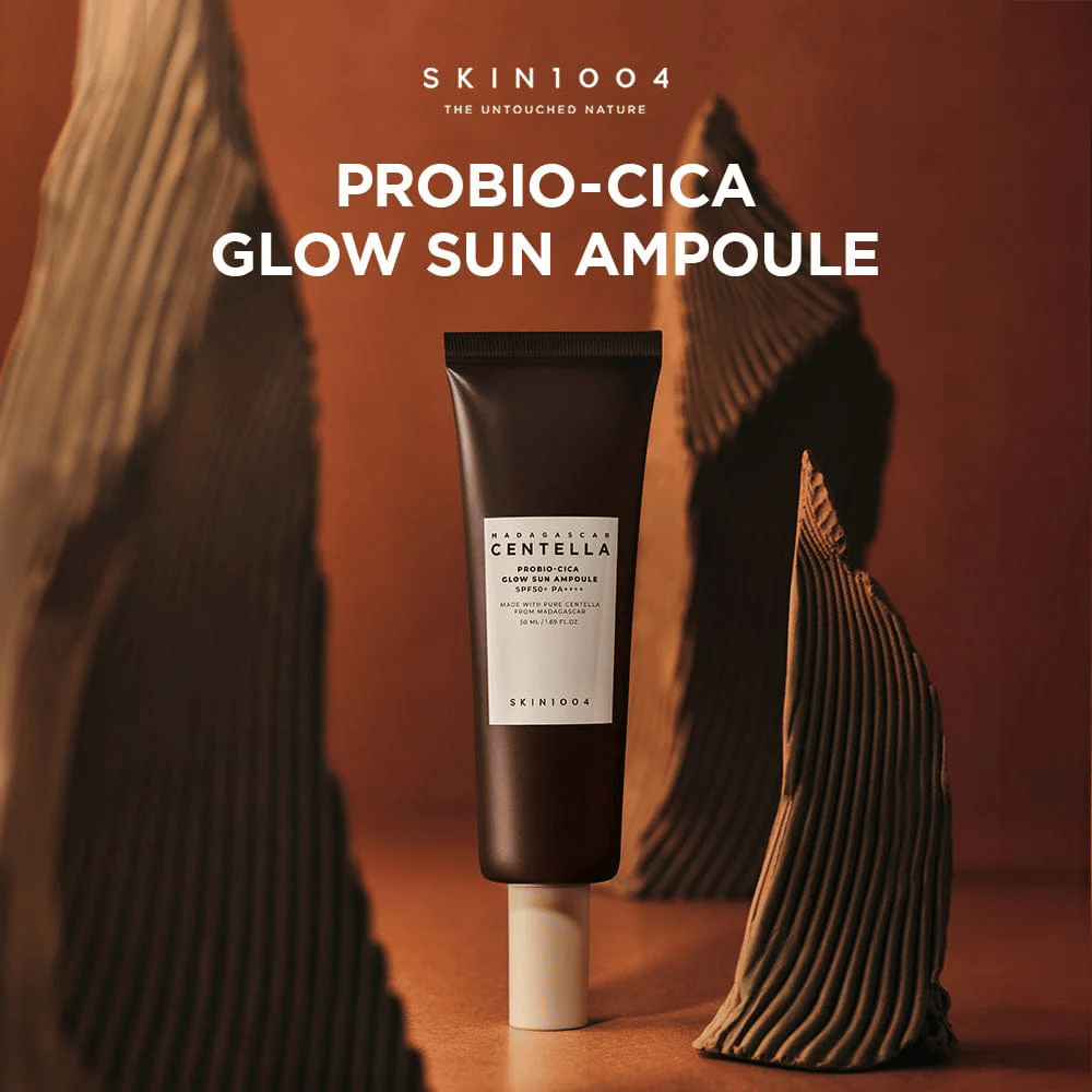 SKIN1004 Madagascar Centella Probio-Cica Glow Sun Ampoule – en næringsrik solkrem med SPF50+ PA++++ som gir glød, beskytter og styrker hudbarrieren med probiotika og centella fra Madagaskar. Passer også for sensitiv hud.