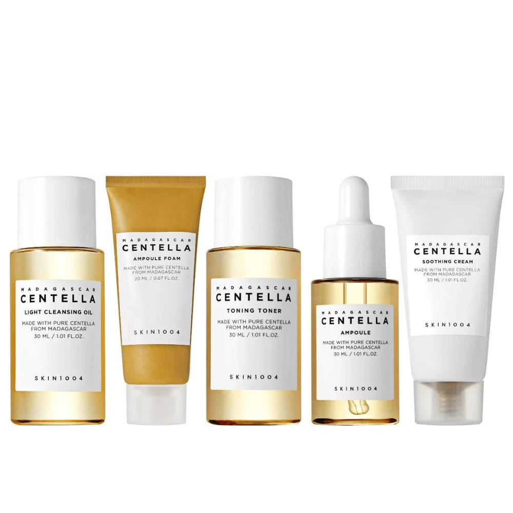 Madagascar Centella Travel Kit inneholder fem produkter for en komplett hudpleierutine. Inkluderer lett renseolje, ampulle-skum, toning toner, ampulle og beroligende krem. Perfekt for å fukte og berolige huden uansett hvor du er.