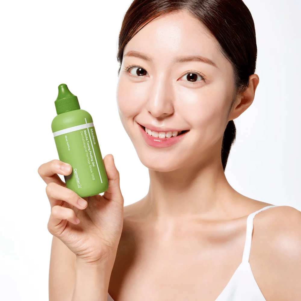 Centellian24 Madeca Matcha Toning Peeling Gel i hånd – koreansk ansiktspeeling som hjelper til med å eksfoliere huden skånsomt og forbedre hudens glød.