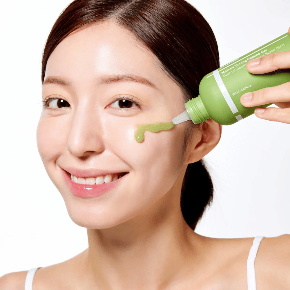 Person som påfører Centellian24 Madeca Matcha Toning Peeling Gel – mild peeling som hjelper til med å fjerne døde hudceller og gjøre huden mykere og mer strålende.