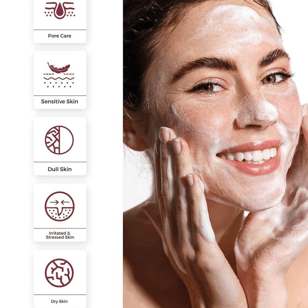 Person som bruker Centellian24 Madeca Amino Acid Cleansing Foam – mild koreansk ansiktsrens som skaper et mykt skum og hjelper til med å rense porer samt berolige sensitiv hud.