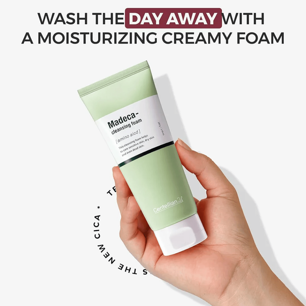Centellian24 Madeca Amino Acid Cleansing Foam i hånd – koreansk ansiktsrens med aminosyrer og Centella Asiatica som gir et kremet skum og renser huden skånsomt uten å tørke ut.