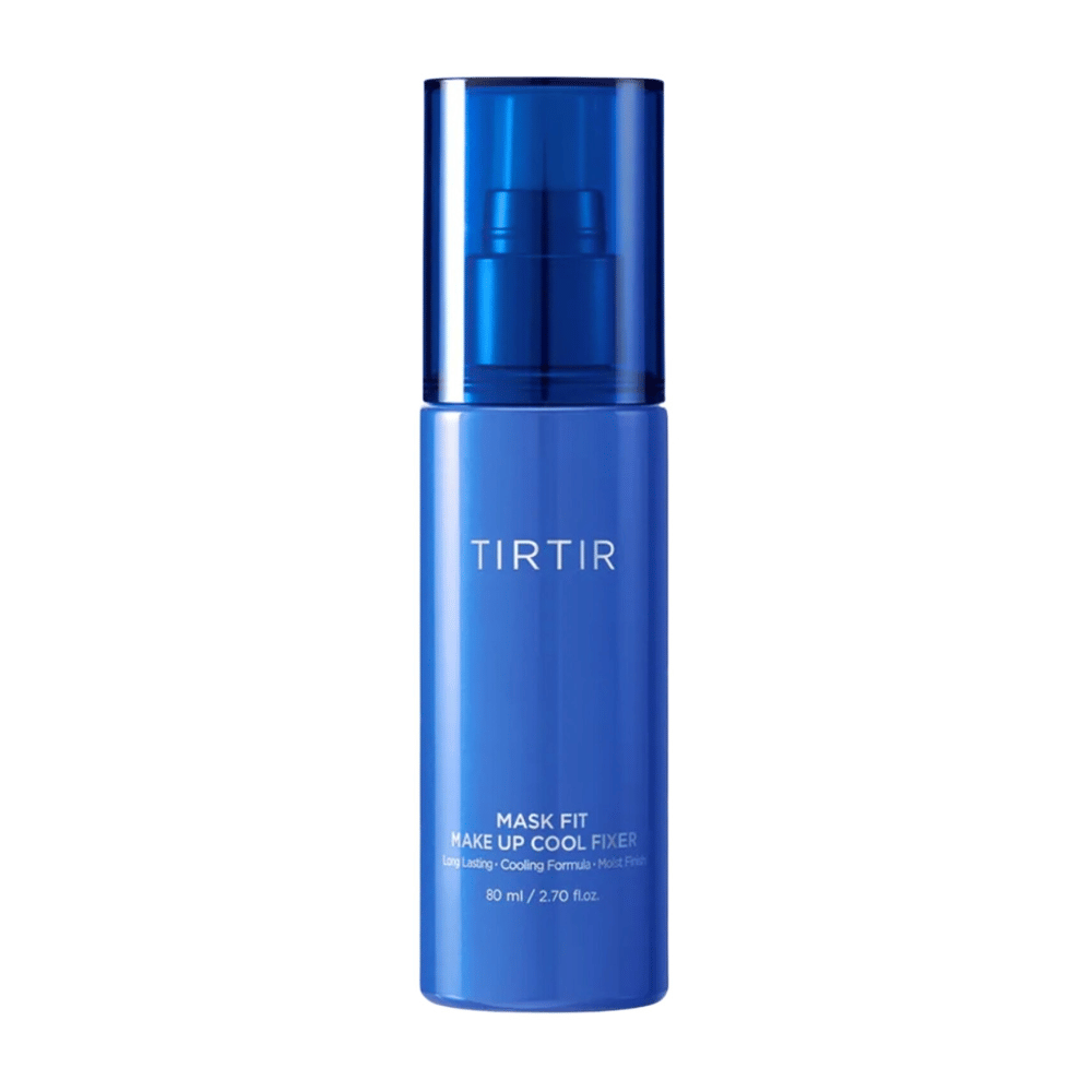 En blå sprayflaske med "TIRTIR Mask Fit Make Up Cool Fixer" på etiketten. Flaskens design er elegant og moderne, og den inneholder 80 ml (2,70 fl. oz.) av et produkt som tilbyr en langvarig og avkjølende finish for sminke.