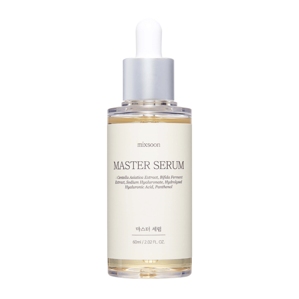Mixsoon Master Serum i en gjennomsiktig glassflaske med sølvfarget pipette, inneholdende beroligende og fuktighetsgivende ingredienser som Centella Asiatica og hyaluronsyre for en strålende hud.