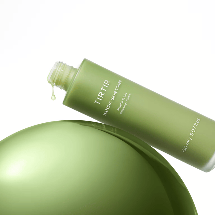 TIRTIR Matcha Skin Toner med matcha PDRN som balanserer huden, beroliger irritasjon og gir fuktighet for en frisk og jevn hudtone.