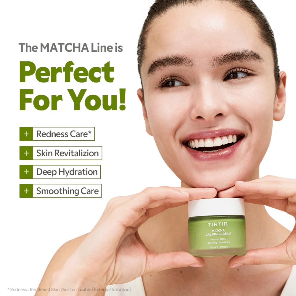 Kvinne holder TIRTIR Matcha Calming Cream som beroliger rød hud, gir dyp fuktighet og styrker hudbarrieren for en sunn glød.