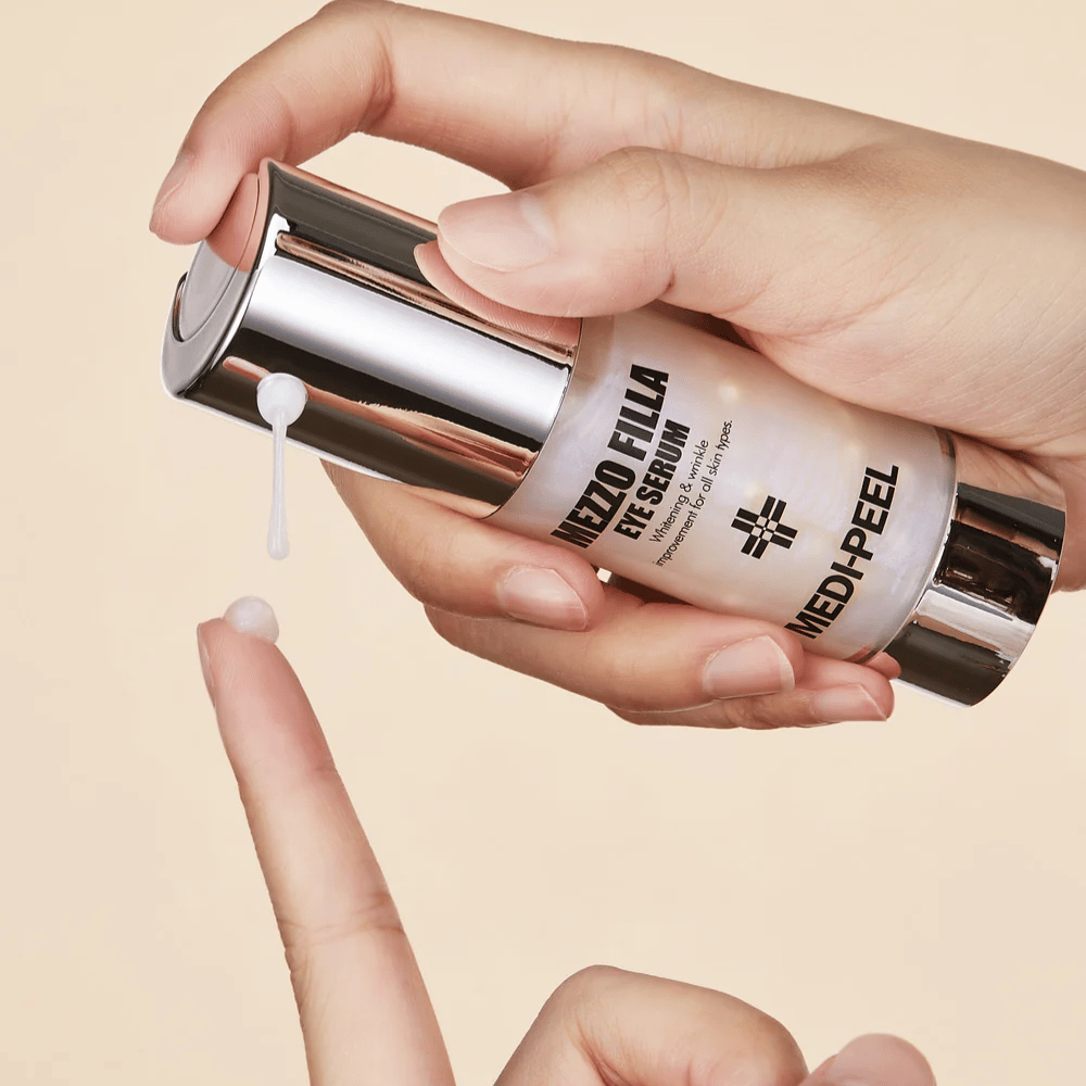Påføring av MEDI-PEEL Mezzo Filla Eye Serum på fingertuppen – lett øyeserum som absorberes raskt og gir intensiv fuktighet samt anti-aldringseffekt.