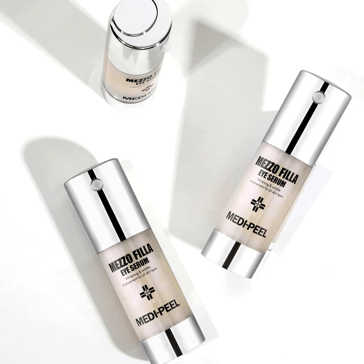 MEDI-PEEL Mezzo Filla Eye Serum fra flere vinkler – koreansk øyeserum med peptider og hyaluronsyre for fastere hud og reduserte rynker rundt øynene.