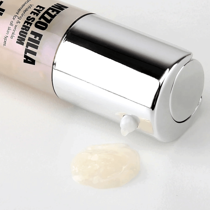 MEDI-PEEL Mezzo Filla Eye Serum i sølvforpakning med synlig serumtekstur – koreansk øyeserum som fukter, plumper og motvirker fine linjer rundt øynene.