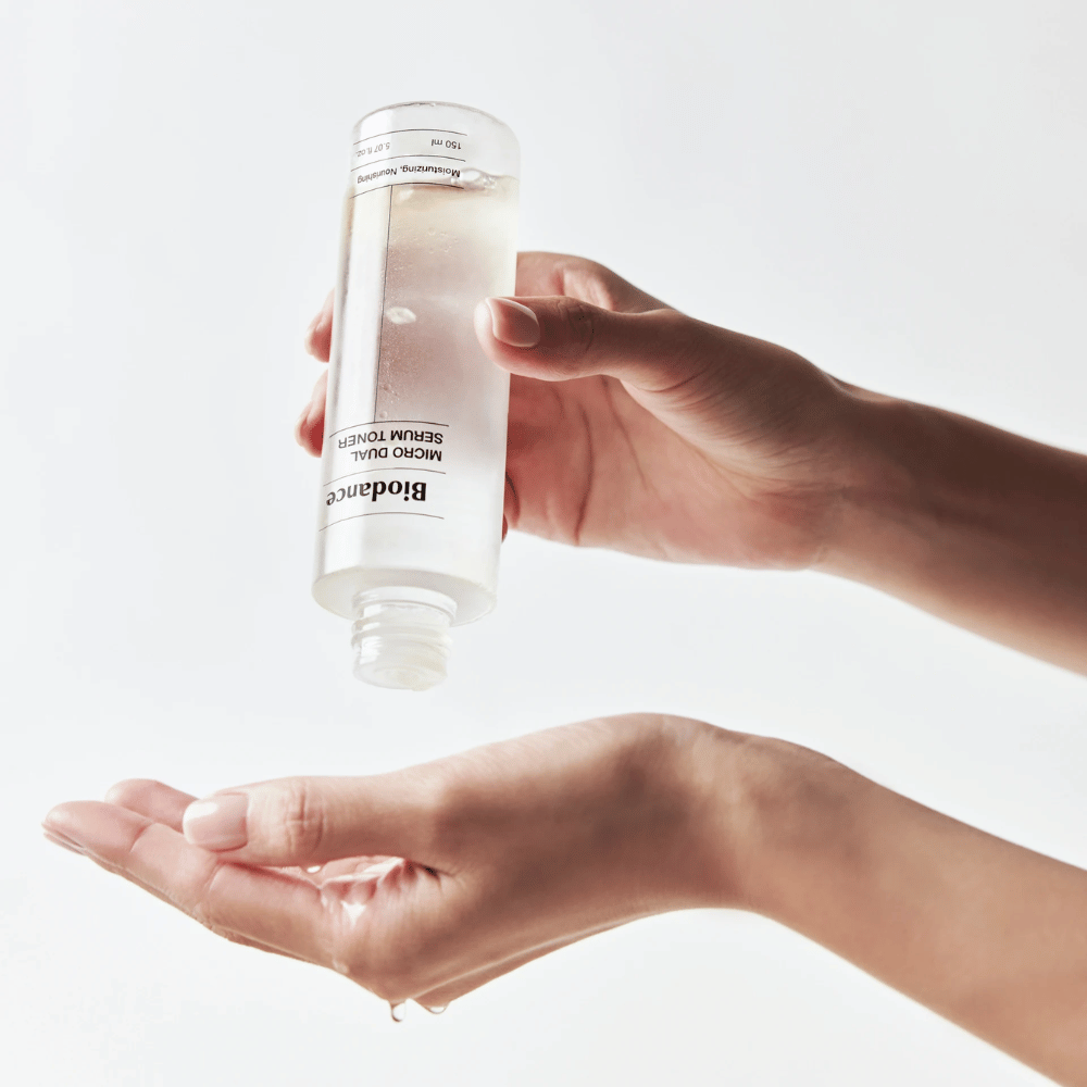 Biodance Micro Dual Serum Toner påføres i hånden – fuktighetsgivende og nærende ansiktstoner med serumfølelse for tørr og sensitiv hud