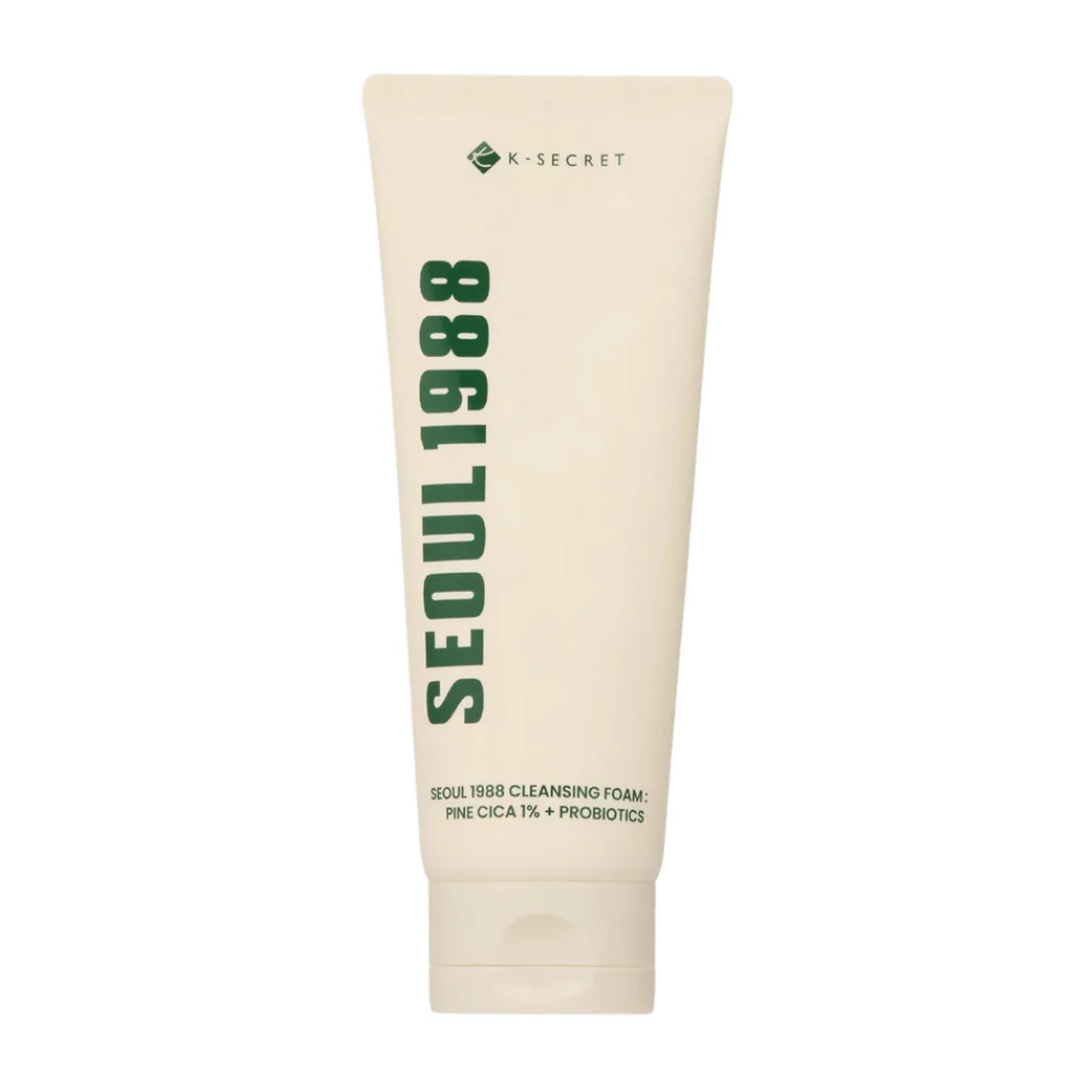 SEOUl 1988 Cleansing Foam - Pine Cica 1% + Probiotics
En dyprensende skumrens beriket med Pine Cica og probiotika for å berolige og balansere huden. Perfekt for å fjerne urenheter og gjenopprette hudens naturlige fuktbarriere uten å tørke ut. Passer alle hudtyper, også sensitiv hud.