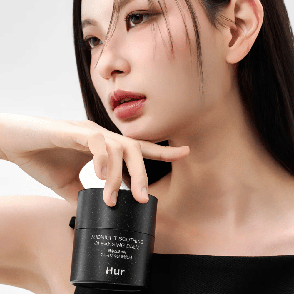 Modell holder Hvordan Midnight Soothing Cleansing Balm. Koreansk rensebalm som effektivt fjerner sminke og renser huden uten irritasjon.