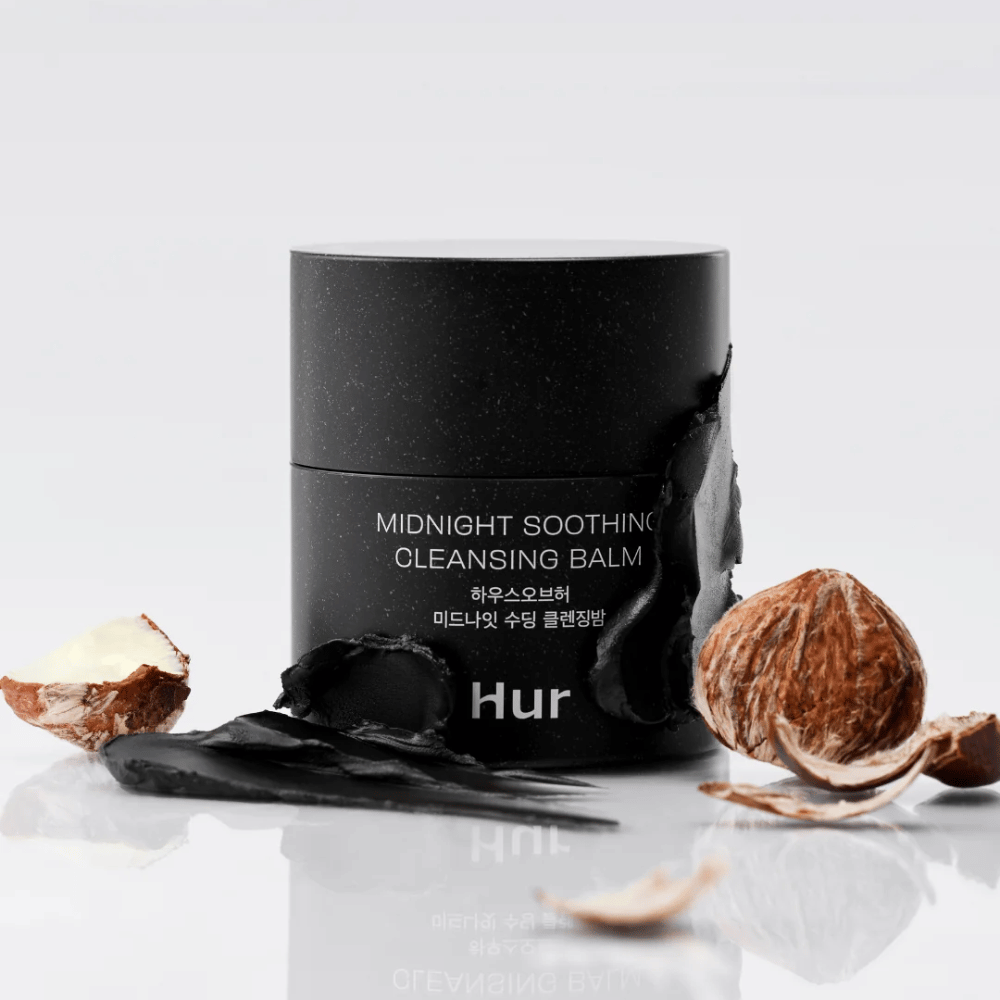Hvordan Midnight Soothing Cleansing Balm med balmtekstur og naturlige ingredienser. Skånsom ansiktsrens som beroliger huden og fjerner sminke.