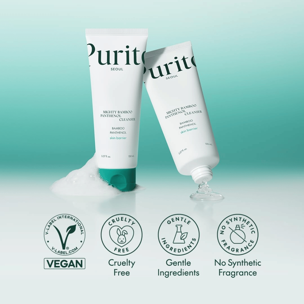 To pakker med Purito Mighty Bamboo Panthenol Cleanser vises med skum, sammen med ikoner for vegansk, cruelty-free og parfymefri formel.