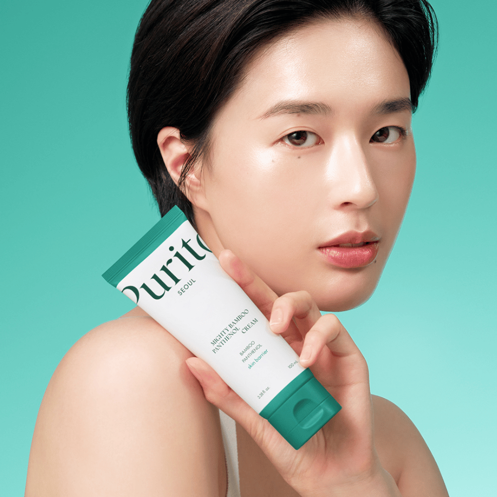 Purito Mighty Bamboo Panthenol Cream er en næringsrik fuktighetskrem som inneholder bambusekstrakt og panthenol for å styrke hudbarrieren og berolige sensitiv hud. Den gir dyp fuktighet, reduserer rødhet og etterlater huden myk og balansert. Perfekt for daglig bruk.