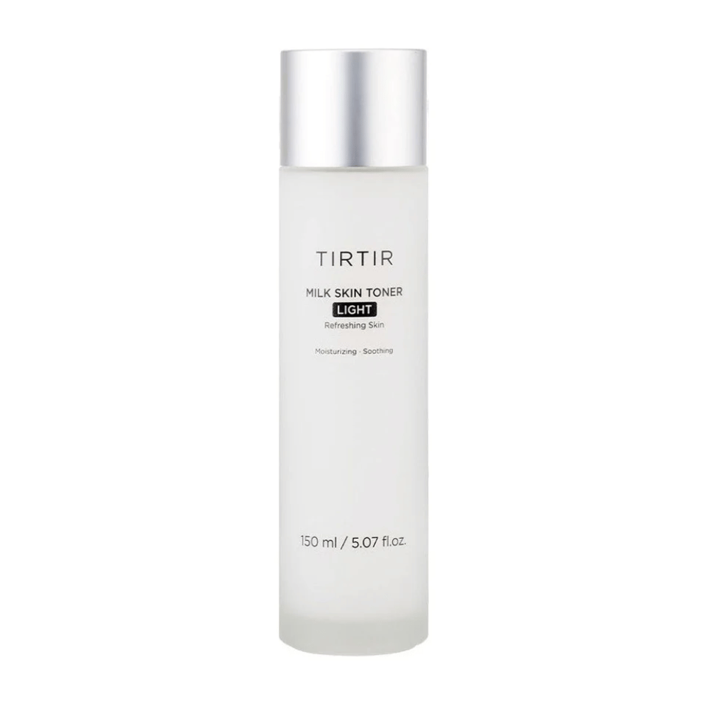 Et bilde av et hudpleieprodukt fra TIRTIR, "Milk Skin Toner Light". Flasken er hvit og stilren med tekst som beskriver toneren som oppfriskende, fuktighetsgivende og beroligende. Innholdsmengden er 150 ml eller 5.07 fl. oz.