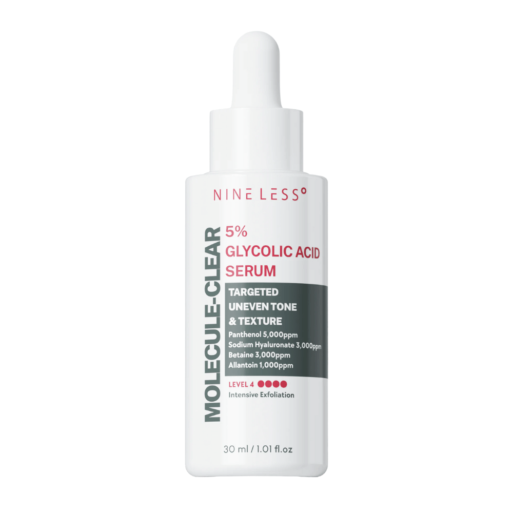 Nine Less Molecule-Clear 5% Glycolic Acid Serum i hvit flaske med pipette, 30 ml. Eksfolierende serum for ujevn hudtone og tekstur med panthenol, hyaluronsyre, betain og allantoin.
