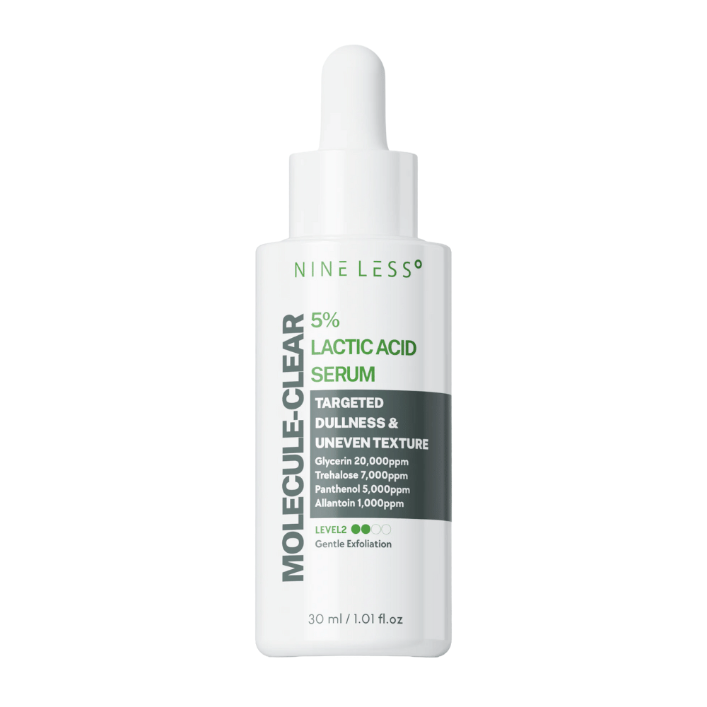 Nine Less Molecule-Clear 5% Lactic Acid Serum i hvit flaske med pipette, designet for å jevne ut ujevn hudtekstur og gi skånsom eksfoliering. Størrelse 30 ml.